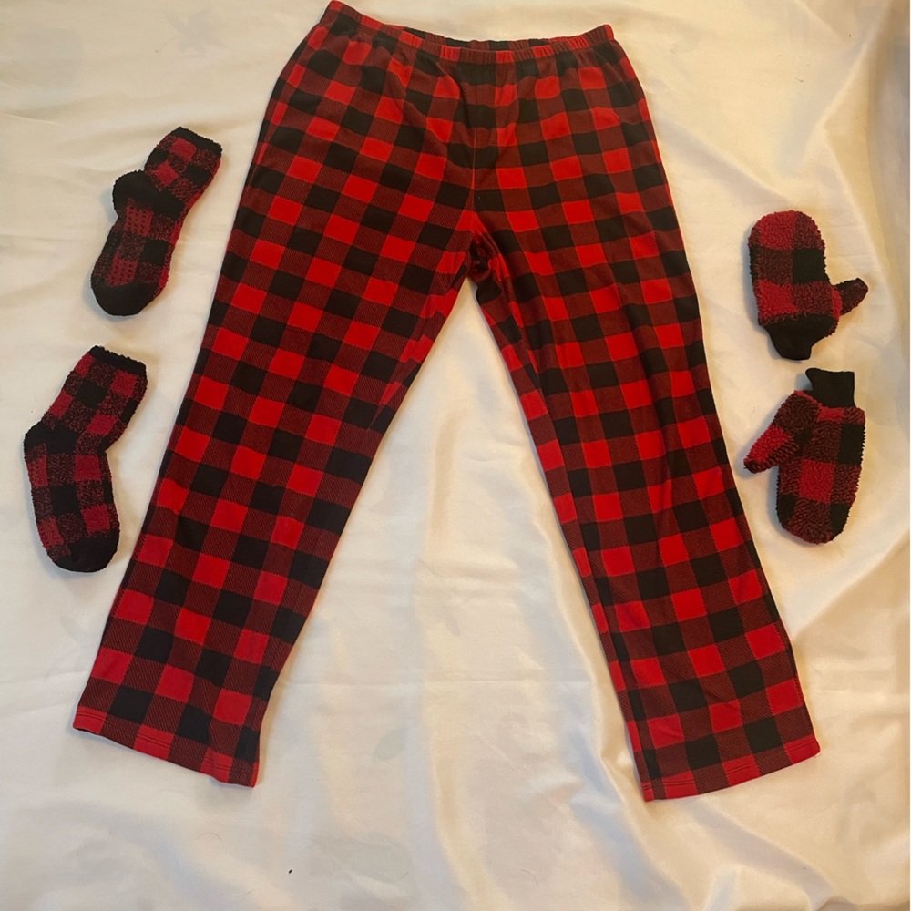 Wondershop Women’s Red and Black Plaid Sleepwear Pants, Socks, Mittens, Size L‎